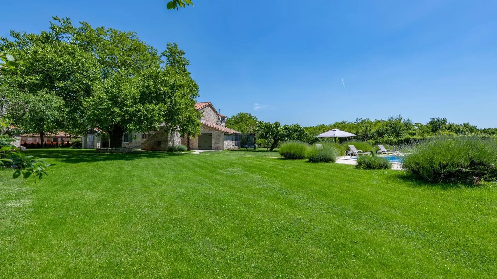 Villa Zupanov Dvor, A Beautiful Stone Villa With An Expansive Garden Foli