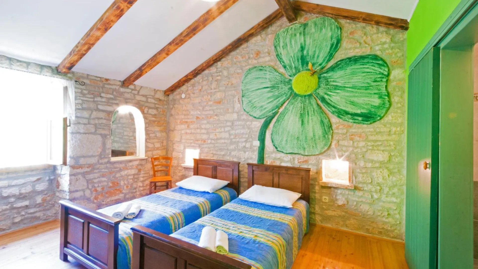 Villa Zupanov Dvor, A Beautiful Stone Villa With An Expansive Garden Foli