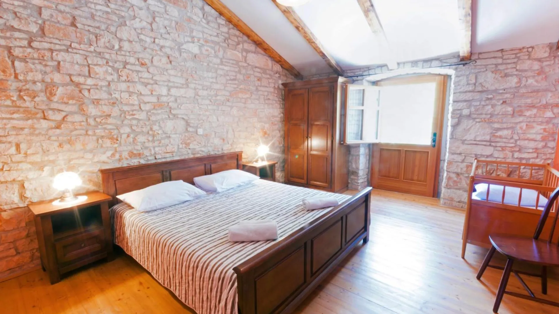 Villa Zupanov Dvor, A Beautiful Stone Villa With An Expansive Garden Foli Casa vacanze